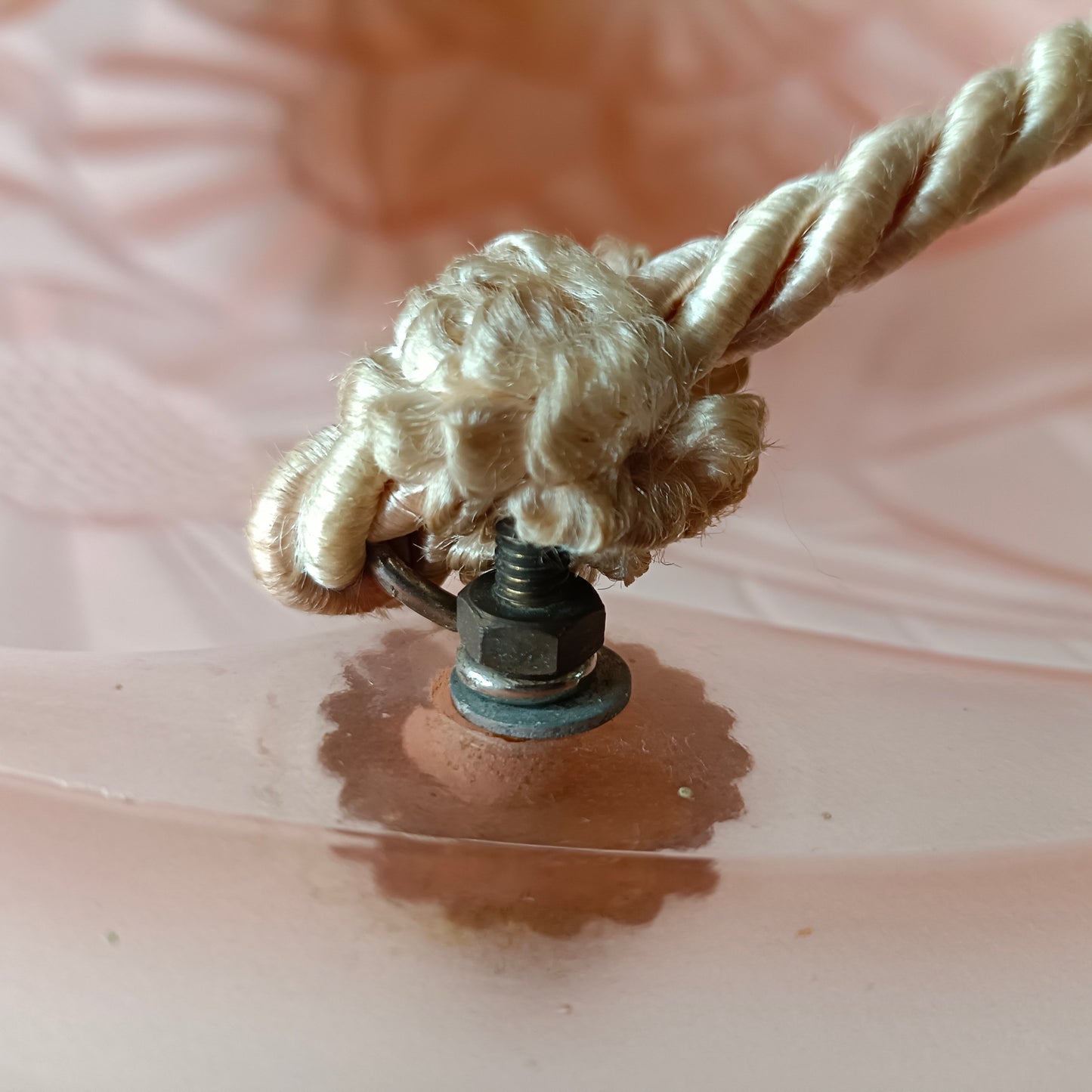 Suspension plafonnier Art Deco en verre pressé moulé rose signé Degué