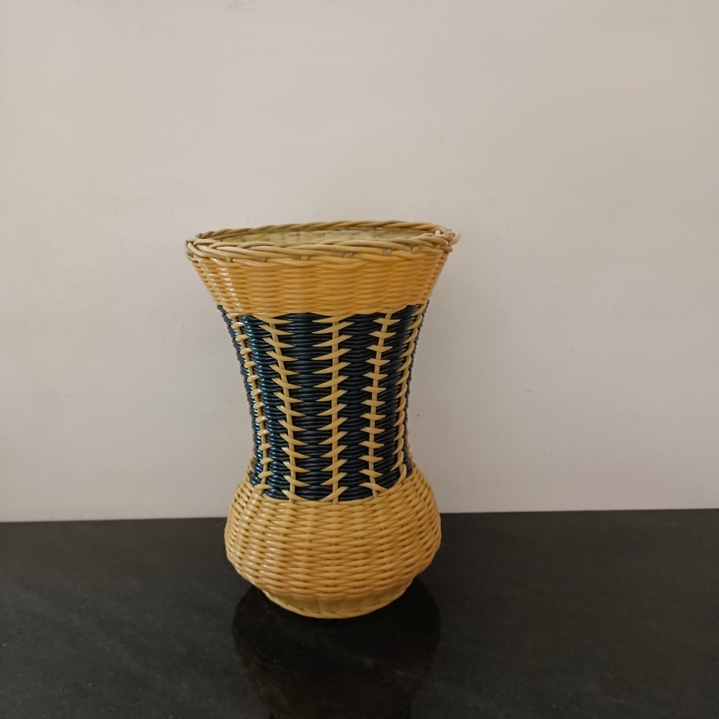 Vase en verre scoubidou jaune et noir