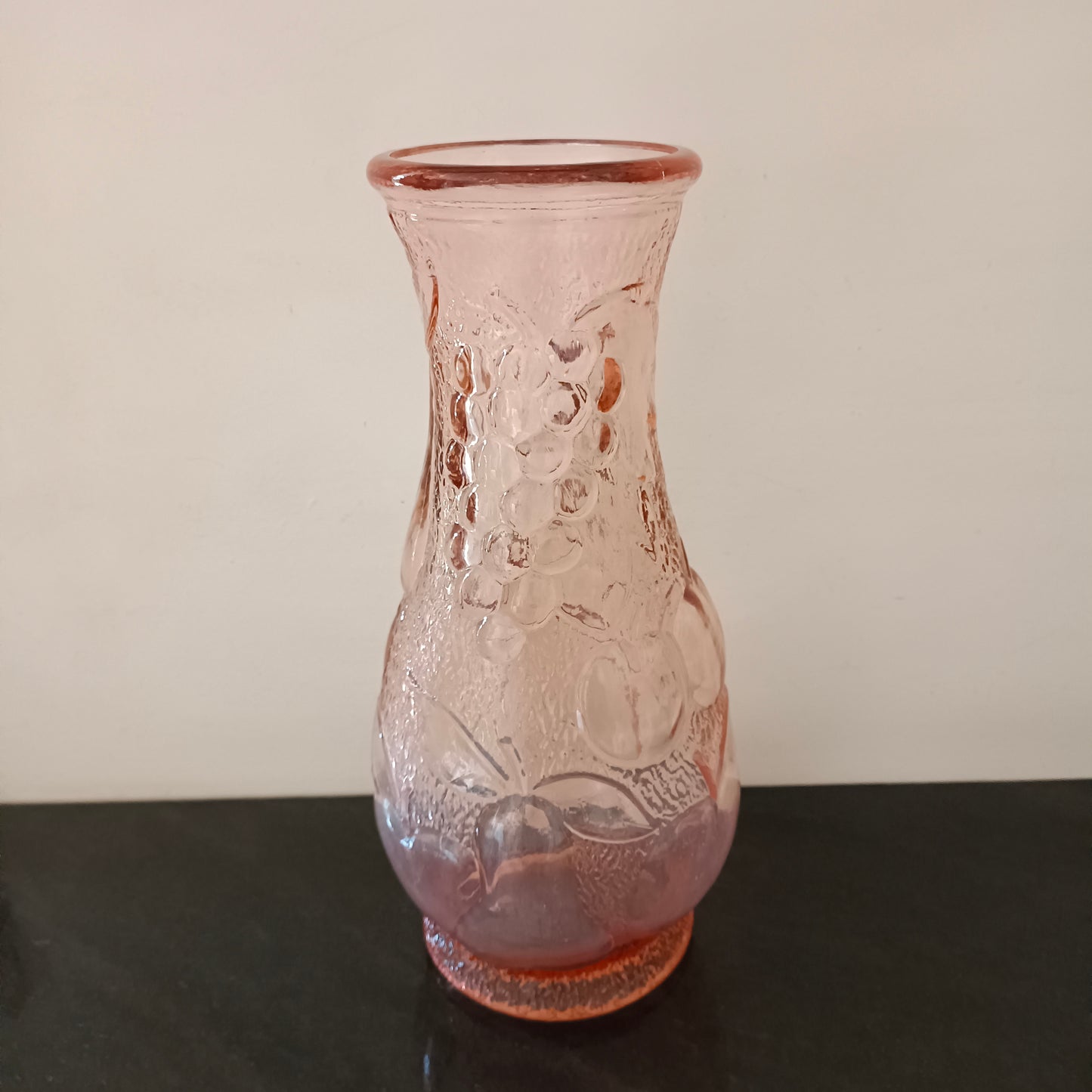 Vase vintage en verre moulé rose épais motif de fruits en relief