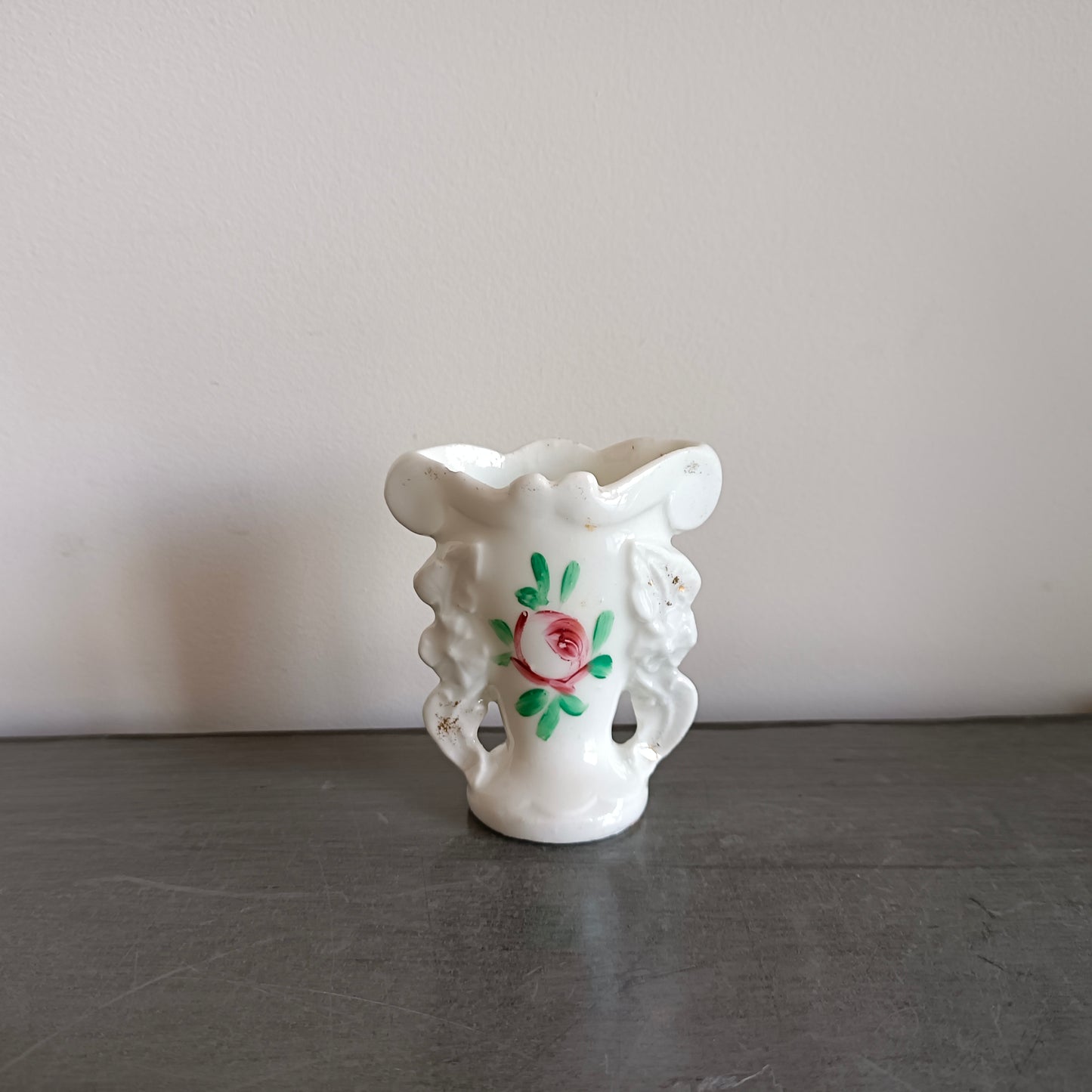 Petit vase de mariée en porcelaine à décor floral peint main