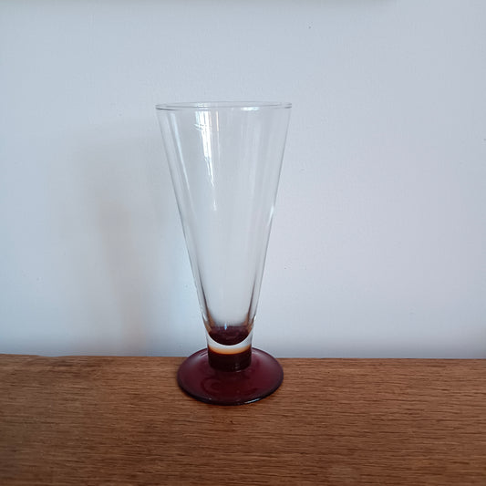 Flûte à champagne en verre à pied rouge