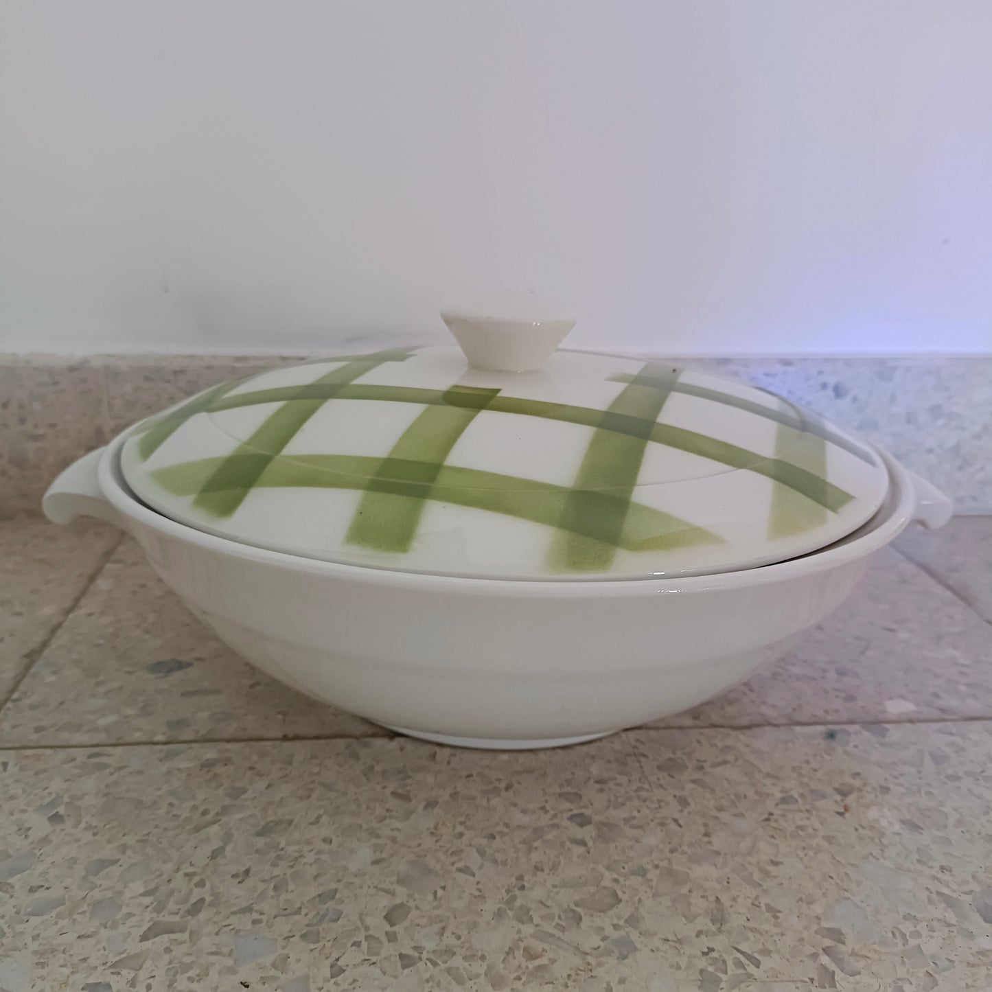 Légumier ou soupière en faïence ancienne, motifs à carreaux verts