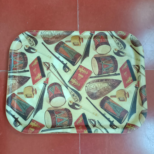 Plateau en fibre de verre Manover, thème militaria (épée, hache, mandoline, tambour)