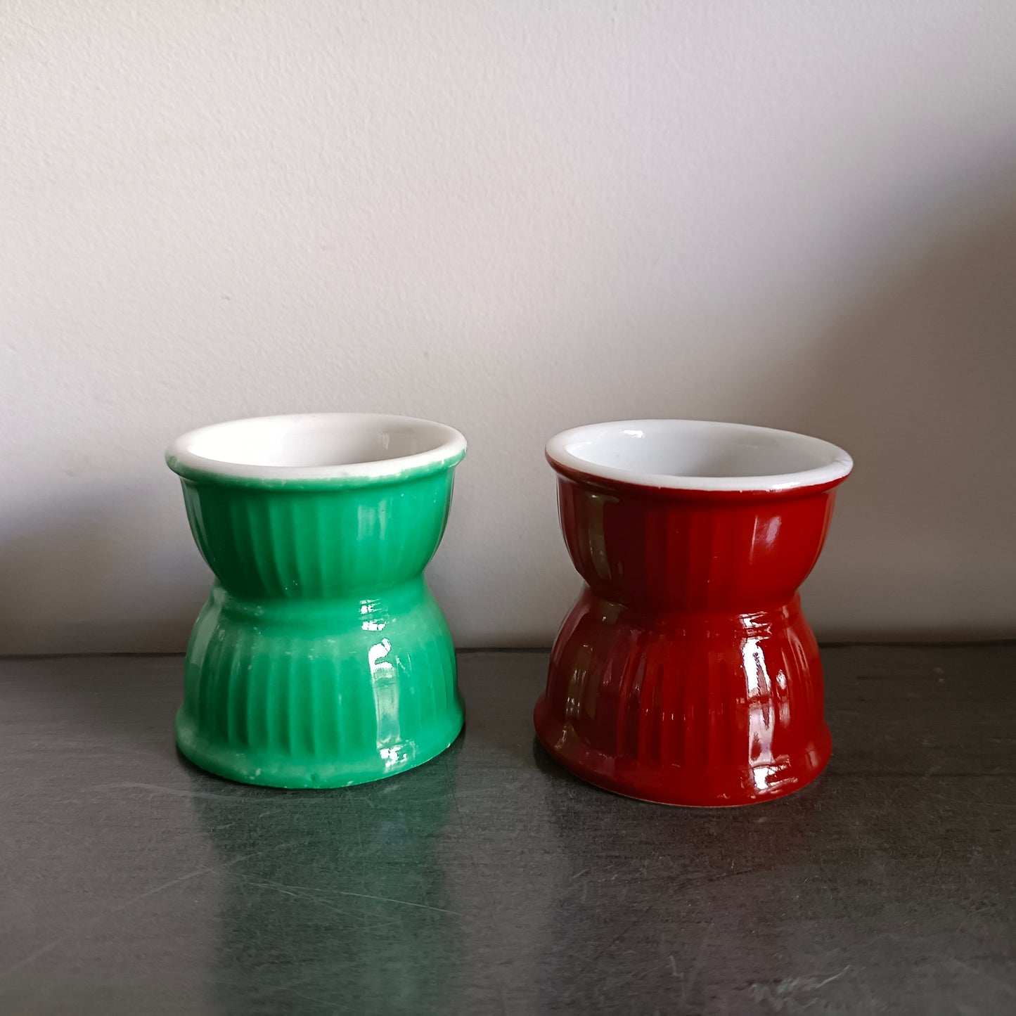 Paire de coquetiers diabolos en faïence verte et marron