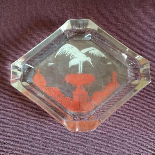 Cendrier en verre, cigogne sur toits rouges