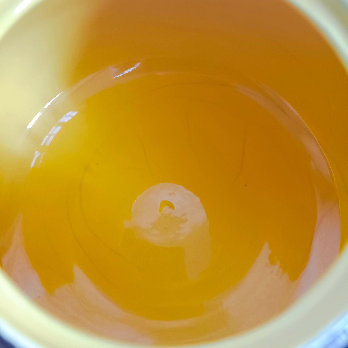 Théière en faïence noire années 60 intérieur jaune, anse torsadée