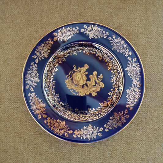 Assiette de collection  en porcelaine de Limoges, scène galante
