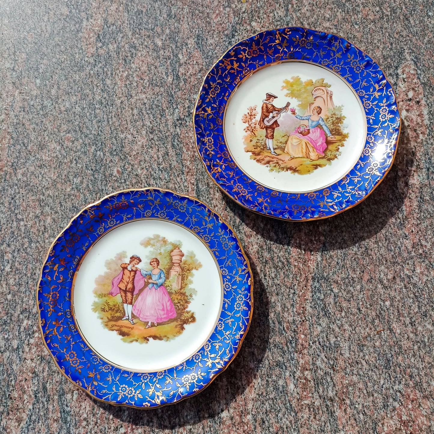 Petites assiettes décoratives en porcelaine, décor scène galante, Schumann Bavaria Fragonard