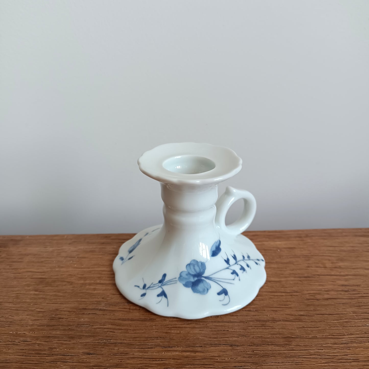 Petit bougeoir à anse, porcelaine des Tuileries Limoges