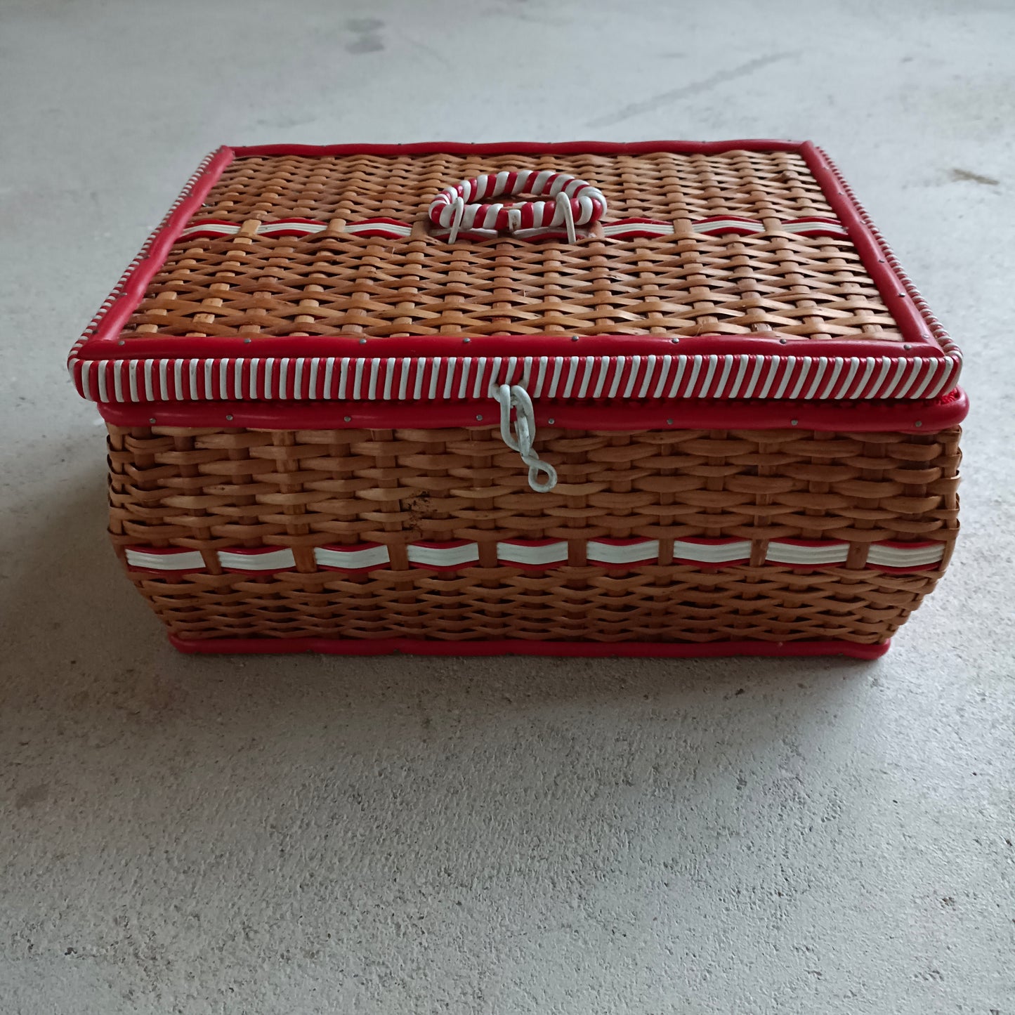 Boîte à couture ancienne osier et scoubidou