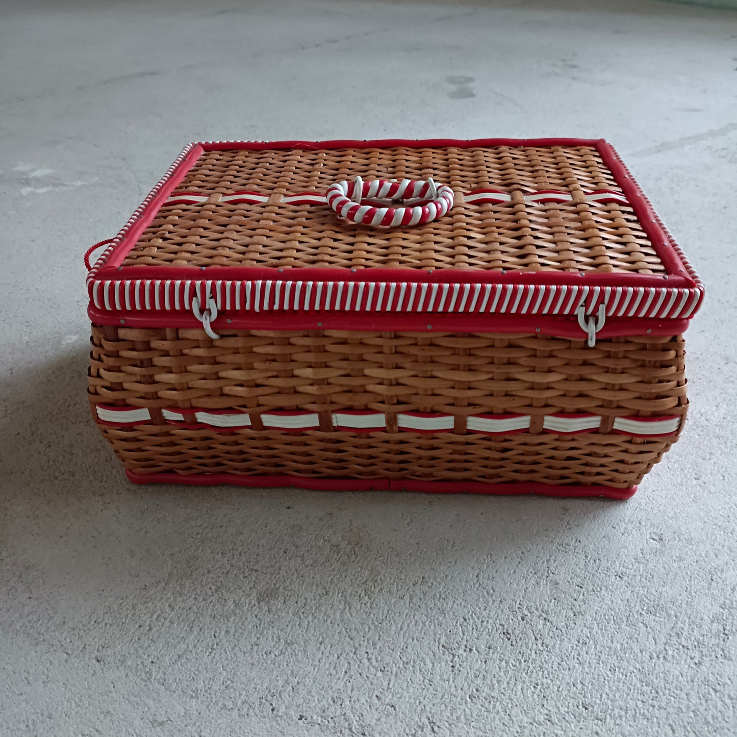 Boîte à couture ancienne osier et scoubidou