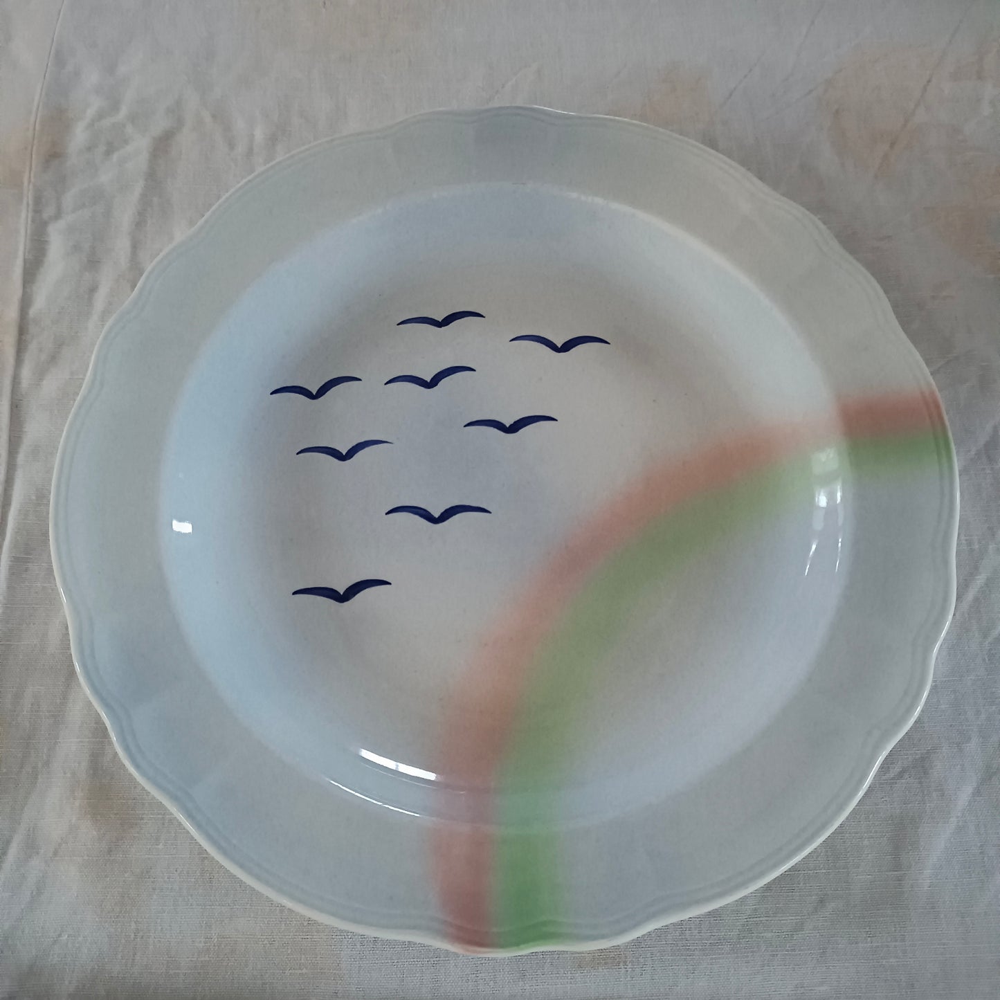 Plat rond en faïence de Salins-les-Bains, arc en ciel et mouettes