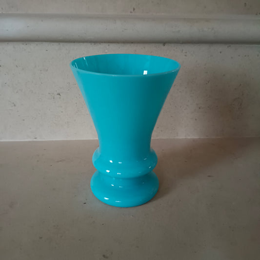 Petit vase en opaline bleu turquoise