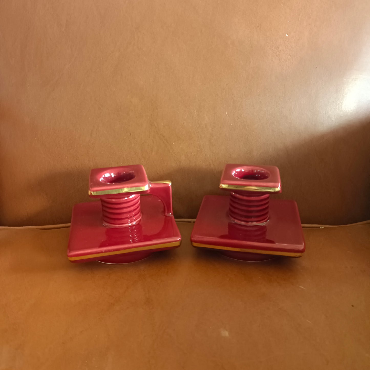 Paire de bougeoirs en faïence rouge bordeaux années 60