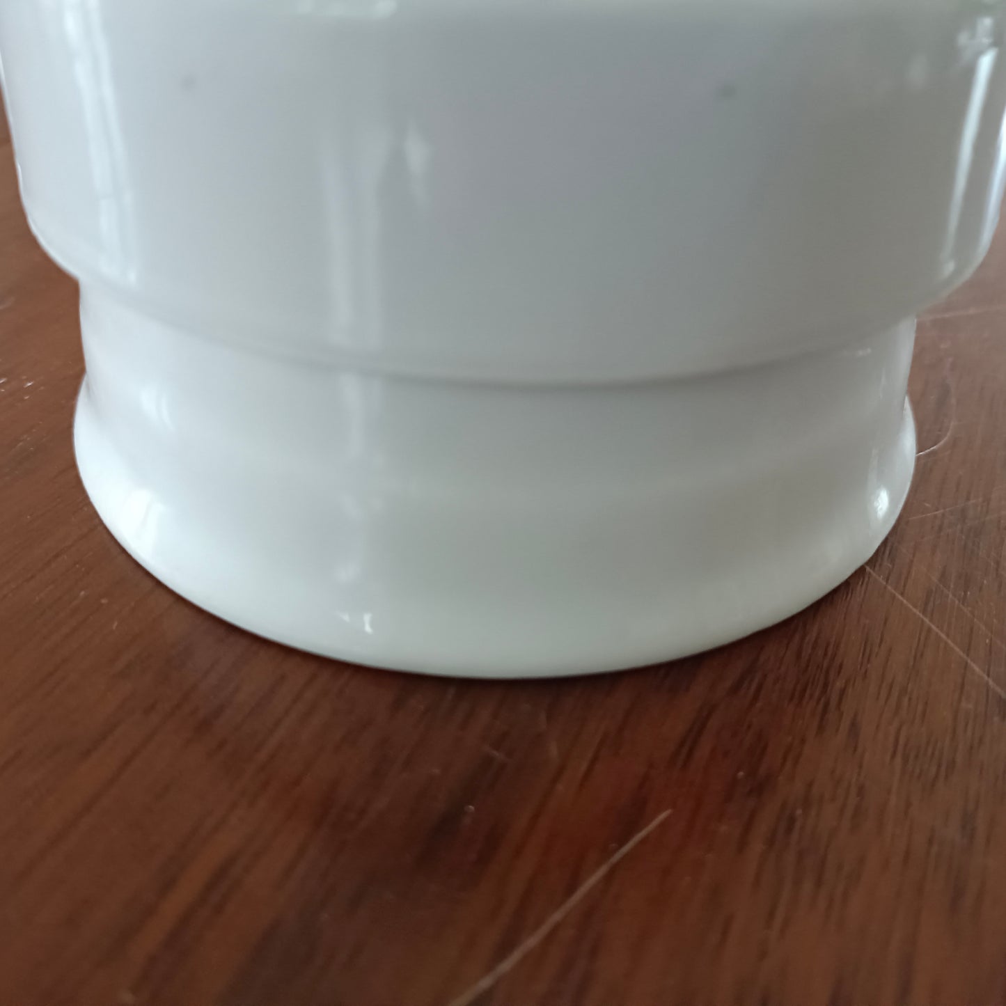 Tirelire en porcelaine blanche signée BX