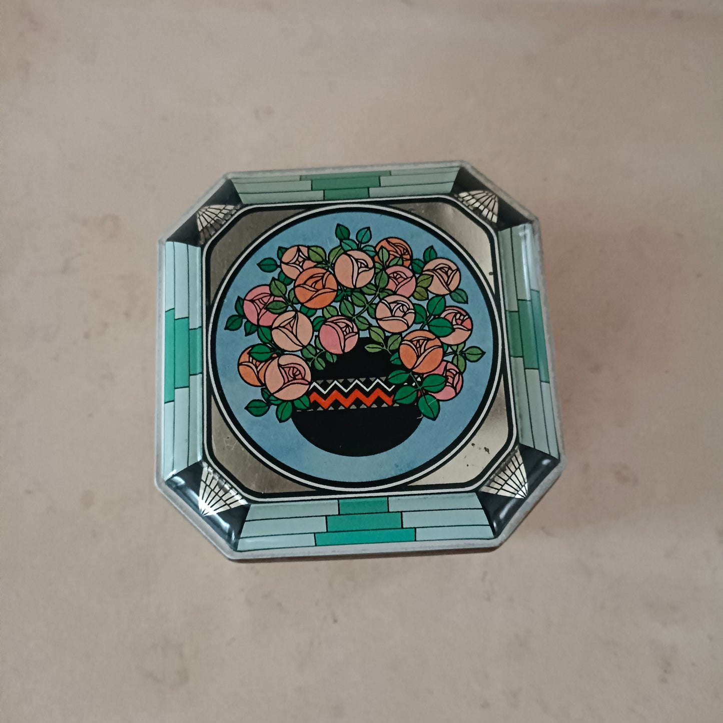 Boîte en métal / ancien poudrier Avon, décor style Art Deco