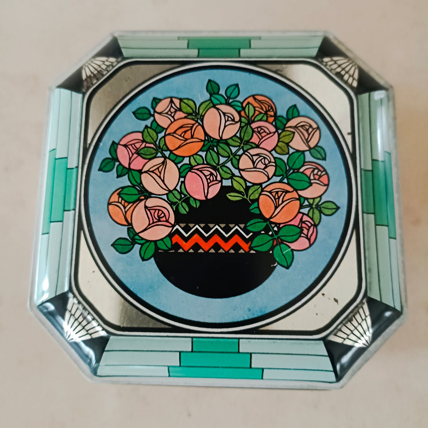 Boîte en métal / ancien poudrier Avon, décor style Art Deco