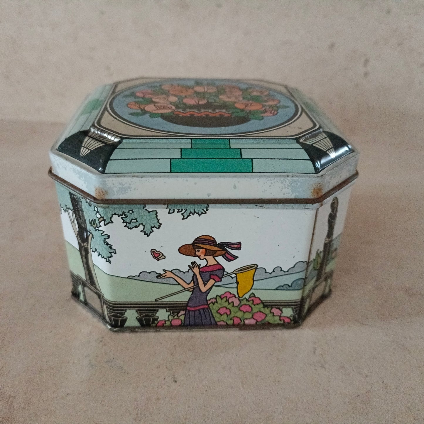 Boîte en métal / ancien poudrier Avon, décor style Art Deco