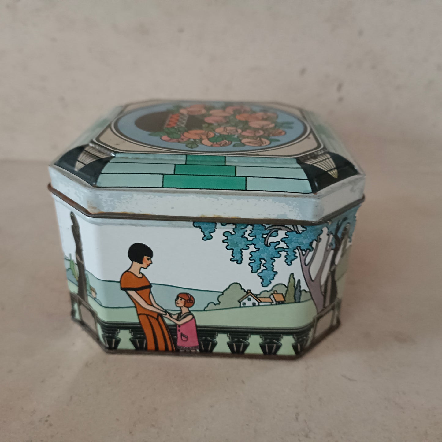 Boîte en métal / ancien poudrier Avon, décor style Art Deco