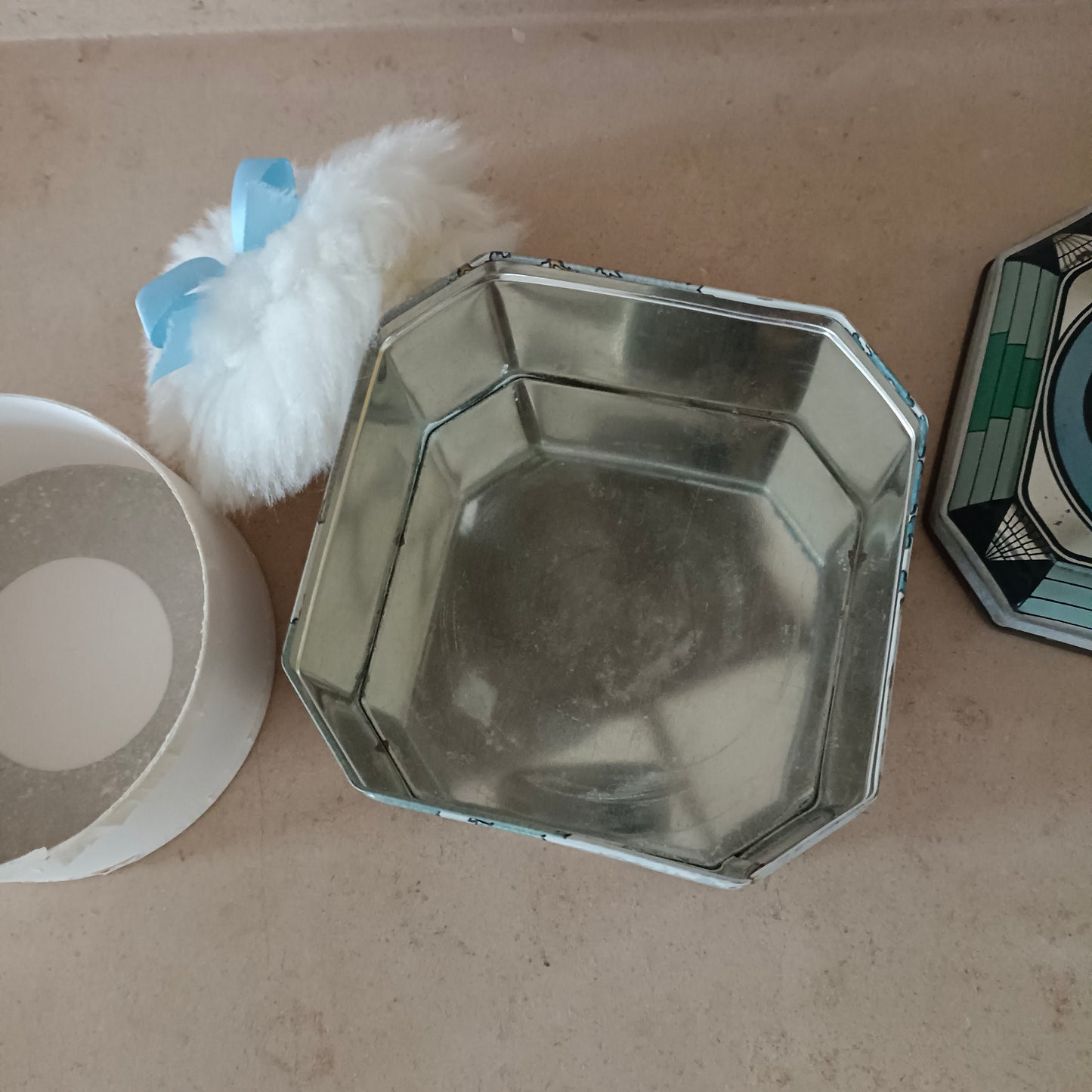 Boîte en métal / ancien poudrier Avon, décor style Art Deco