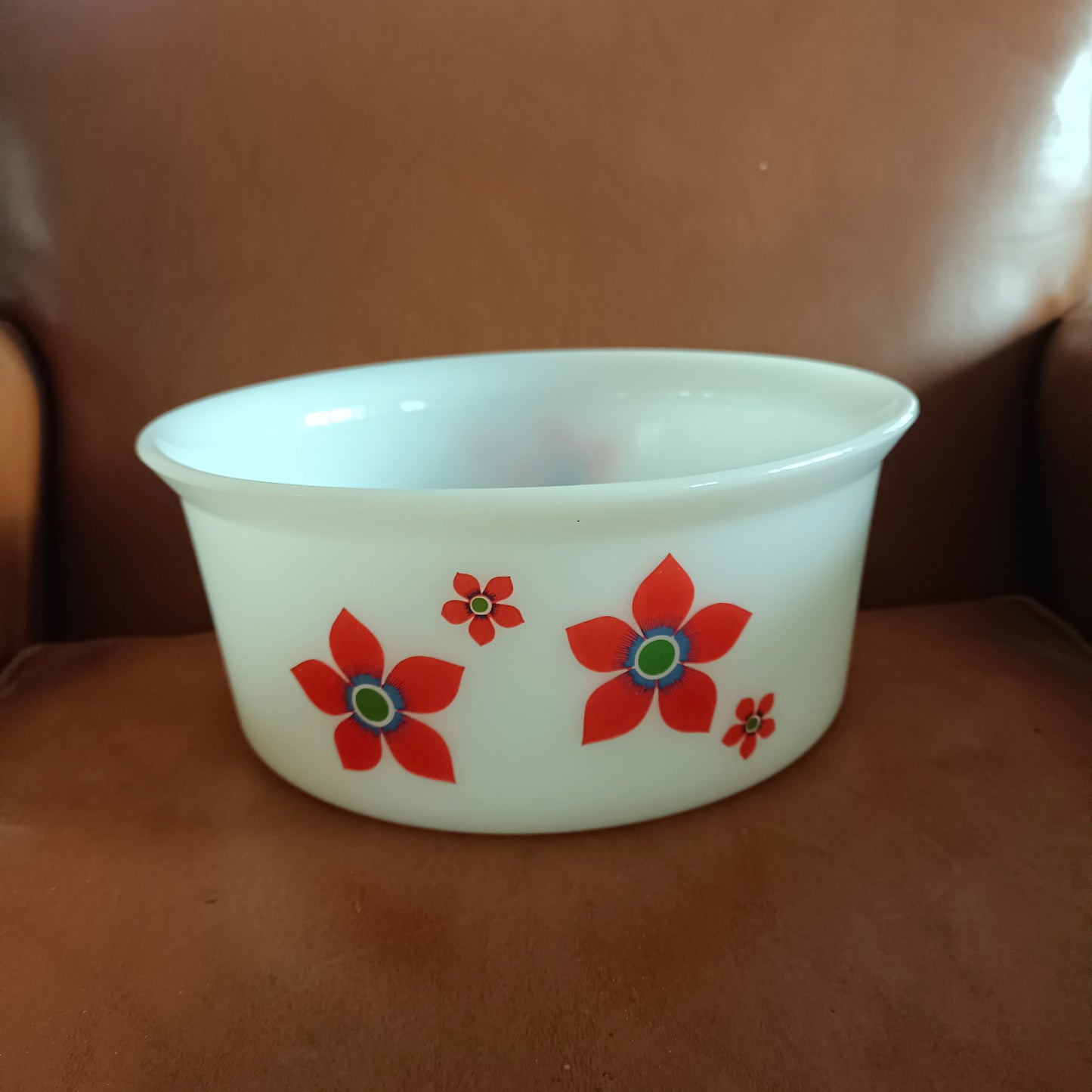 Saladier Arcopal en verre trempé grosses fleurs rouges années 70