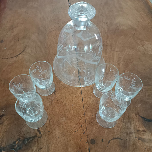 Service à liqueur (carafe et 6 verres) en verre gravé feuillages Czechoslovakia