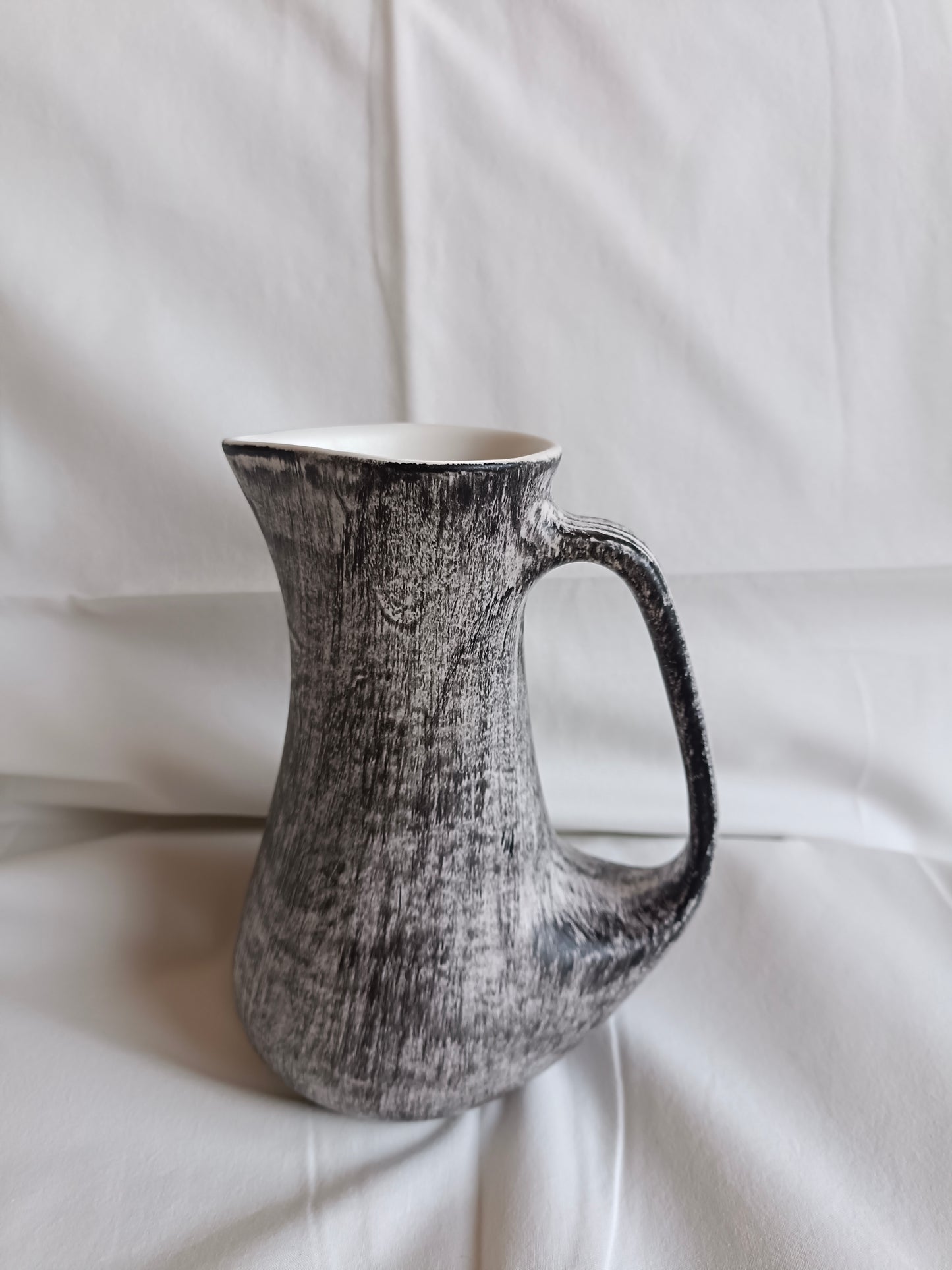 Pichet en céramique gris noir