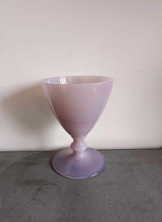 Coupe en opaline sur piédouche violet rose