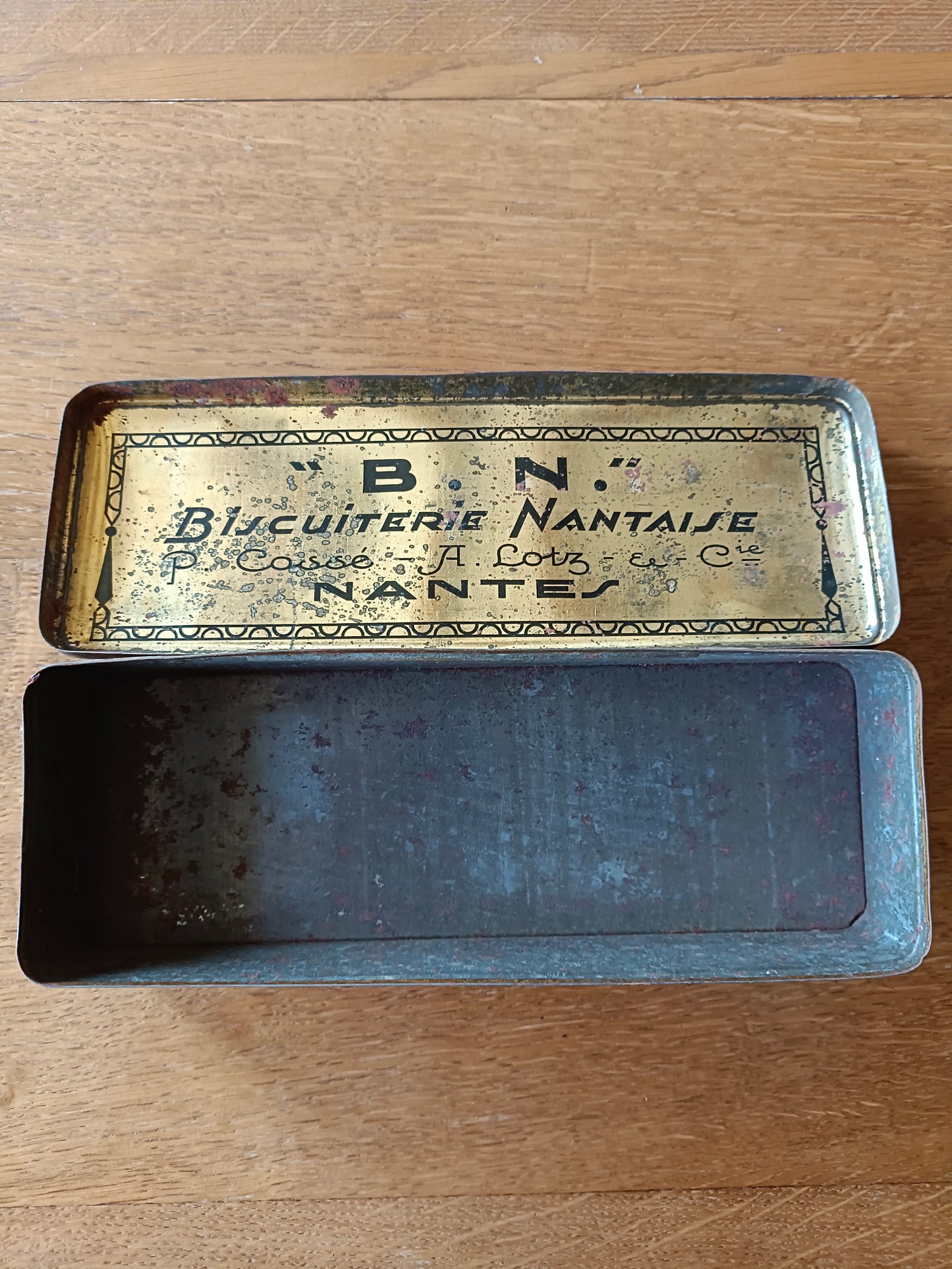Boîte en métal publicitaire Art Déco pour la Biscuiterie Nantaise BN