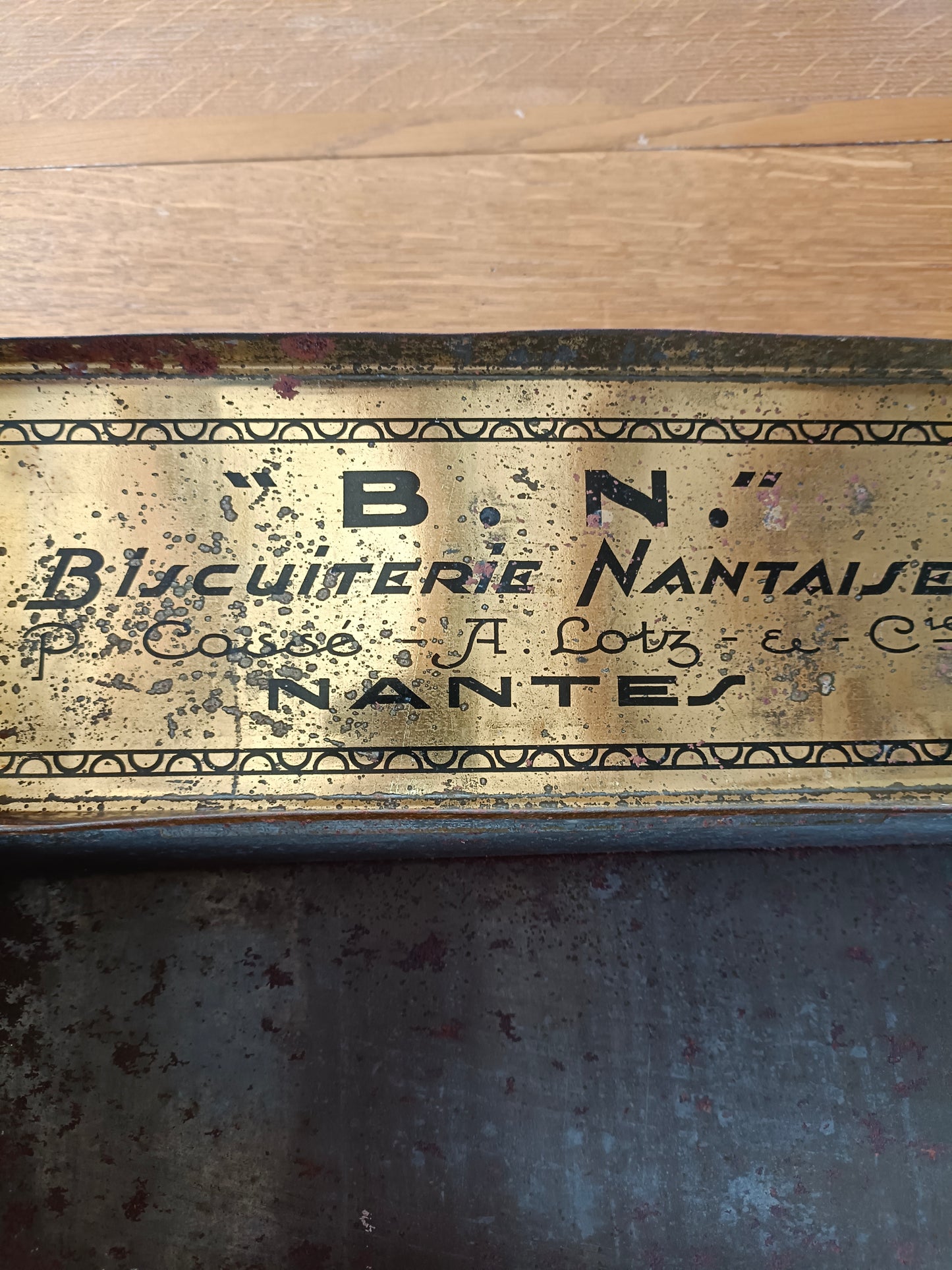 Boîte en métal publicitaire Art Déco pour la Biscuiterie Nantaise BN