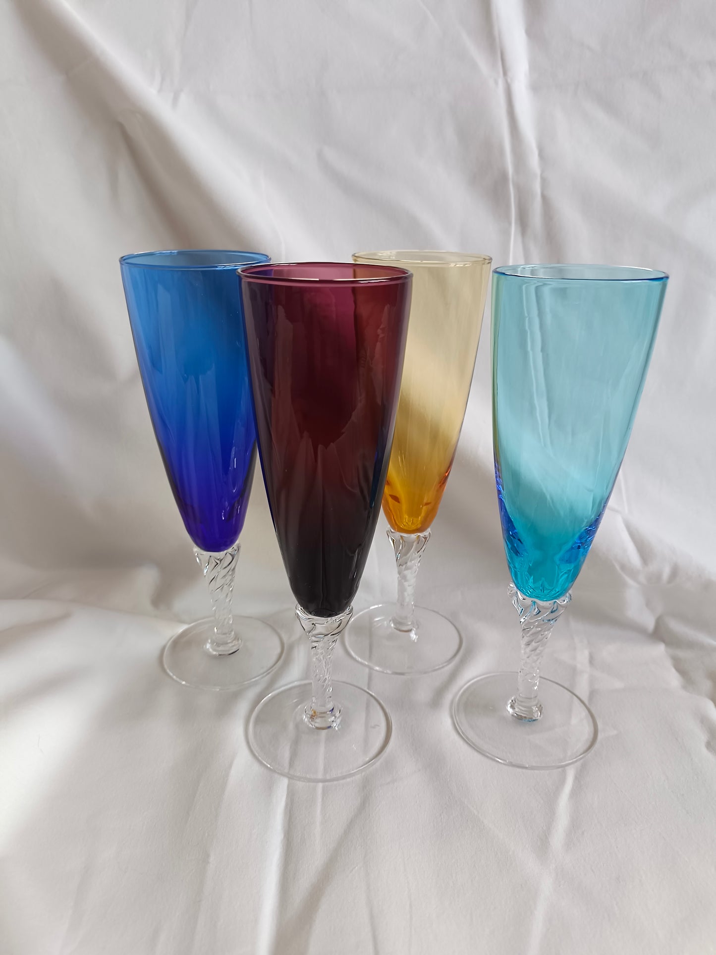 4 flûtes à champagne en verre coloré
