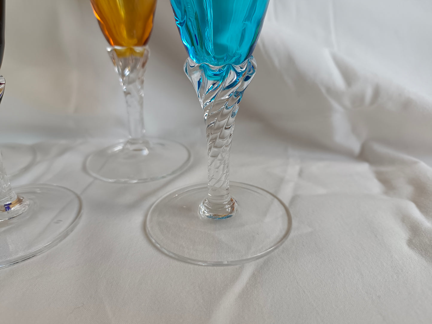 4 flûtes à champagne en verre coloré