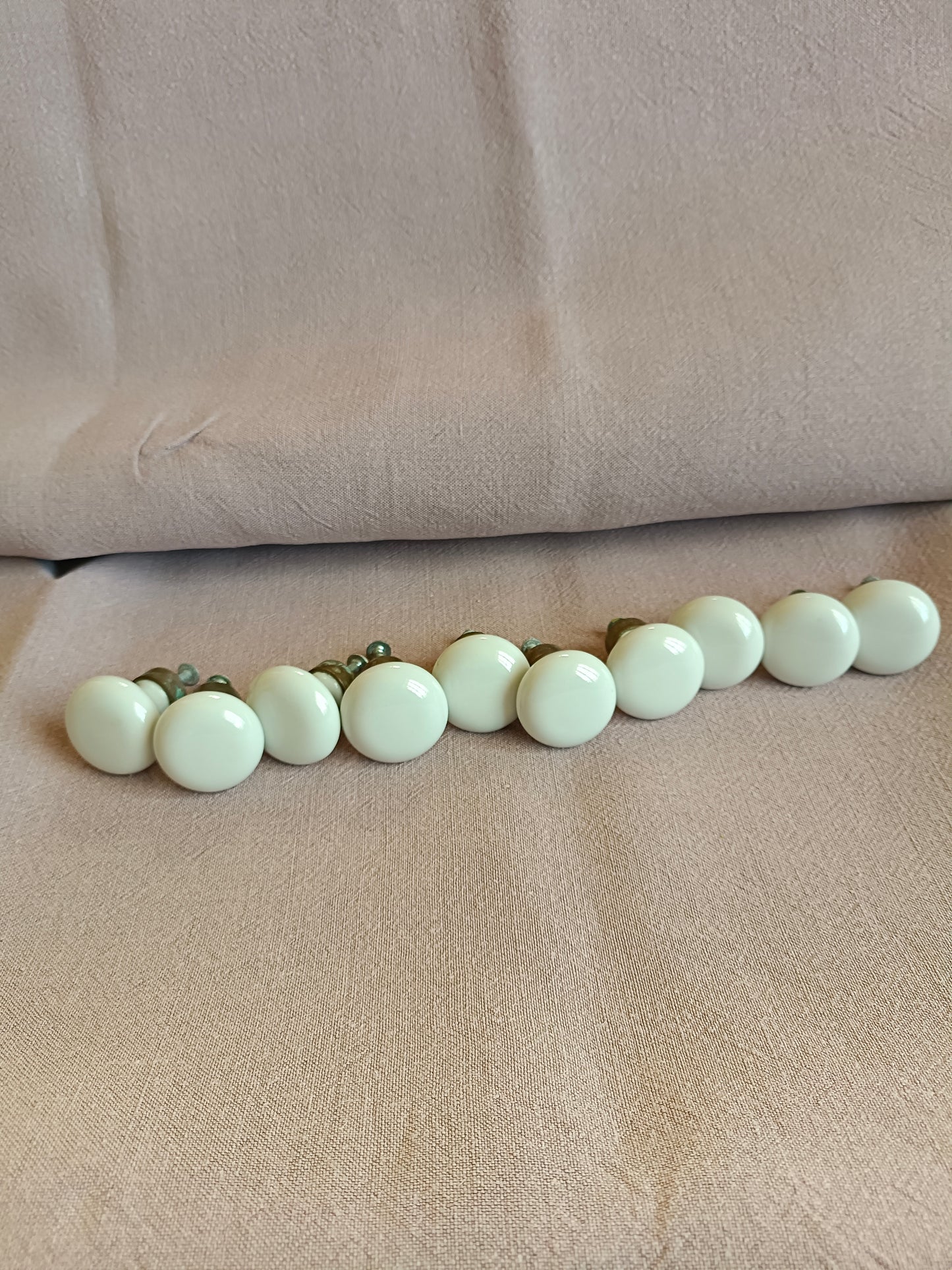 10 boutons de meuble ou placard en porcelaine et laiton