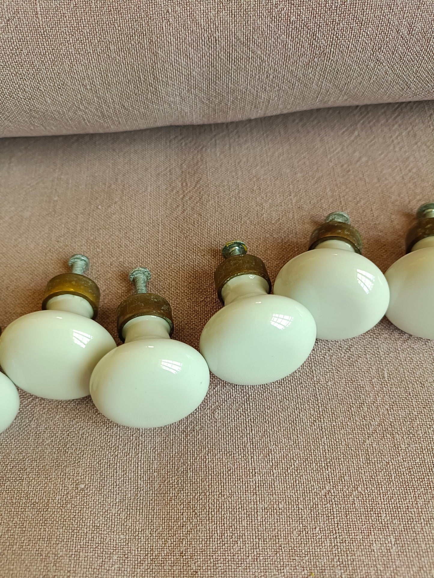 10 boutons de meuble ou placard en porcelaine et laiton