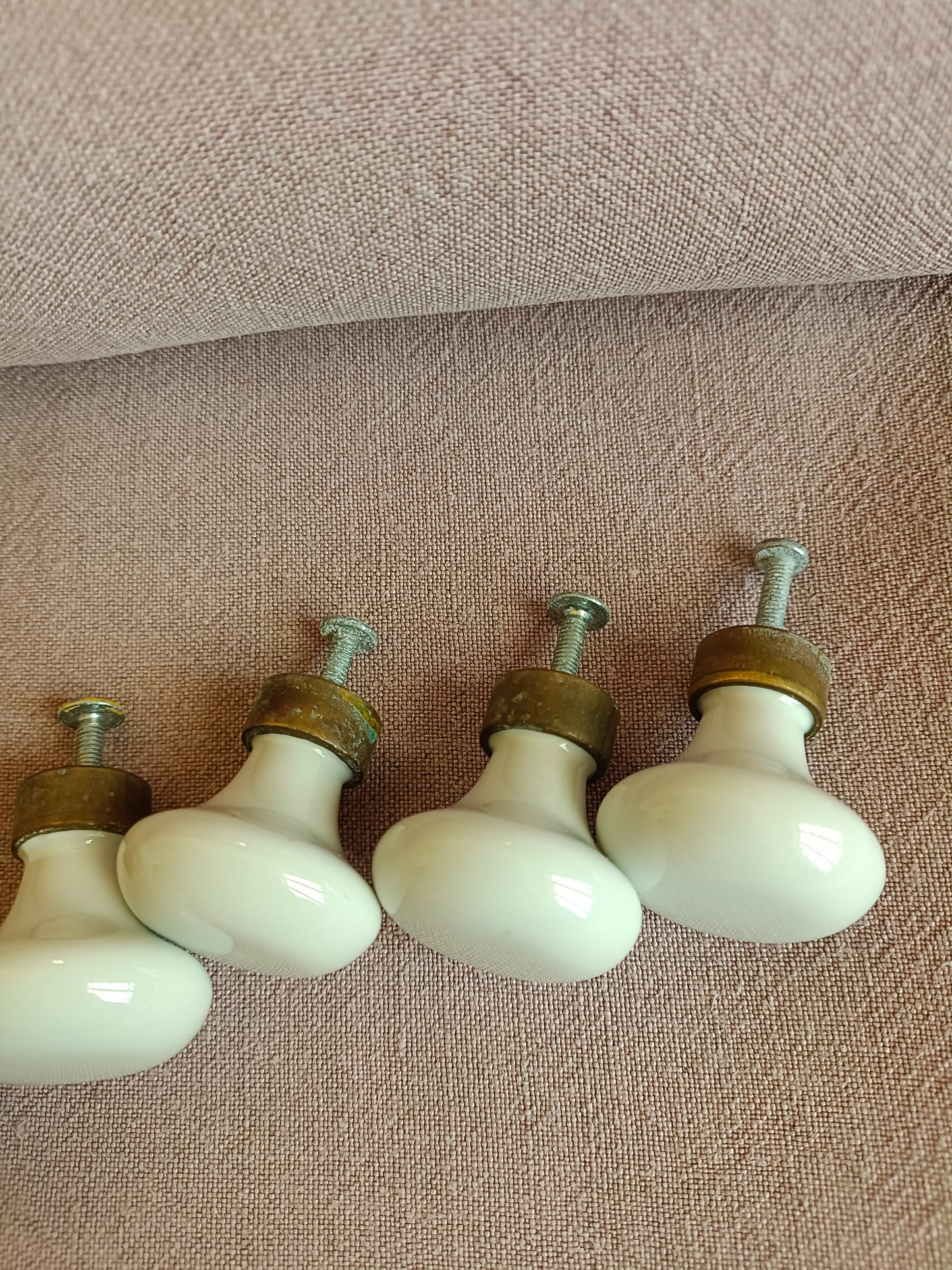 10 boutons de meuble ou placard en porcelaine et laiton