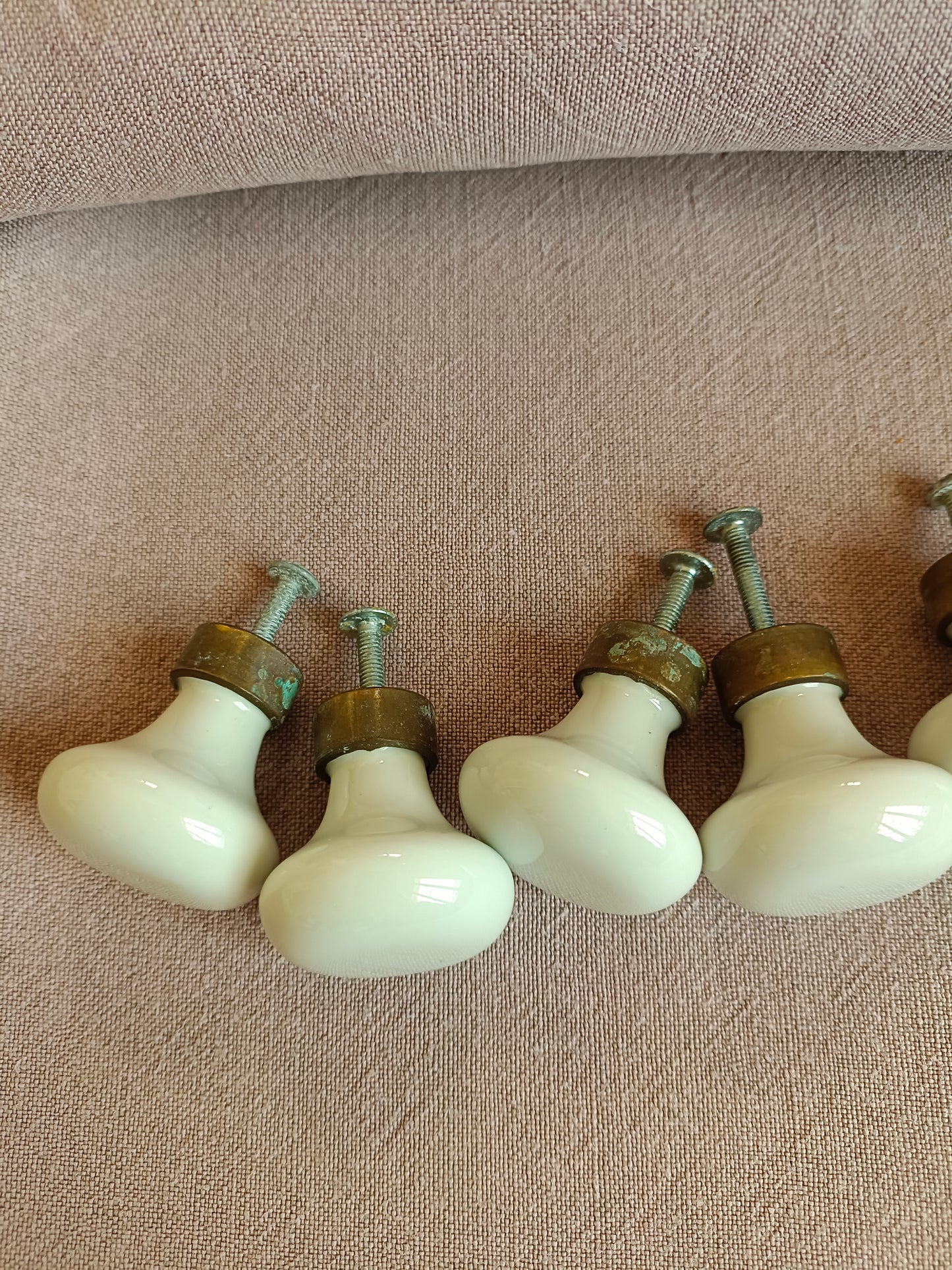 10 boutons de meuble ou placard en porcelaine et laiton