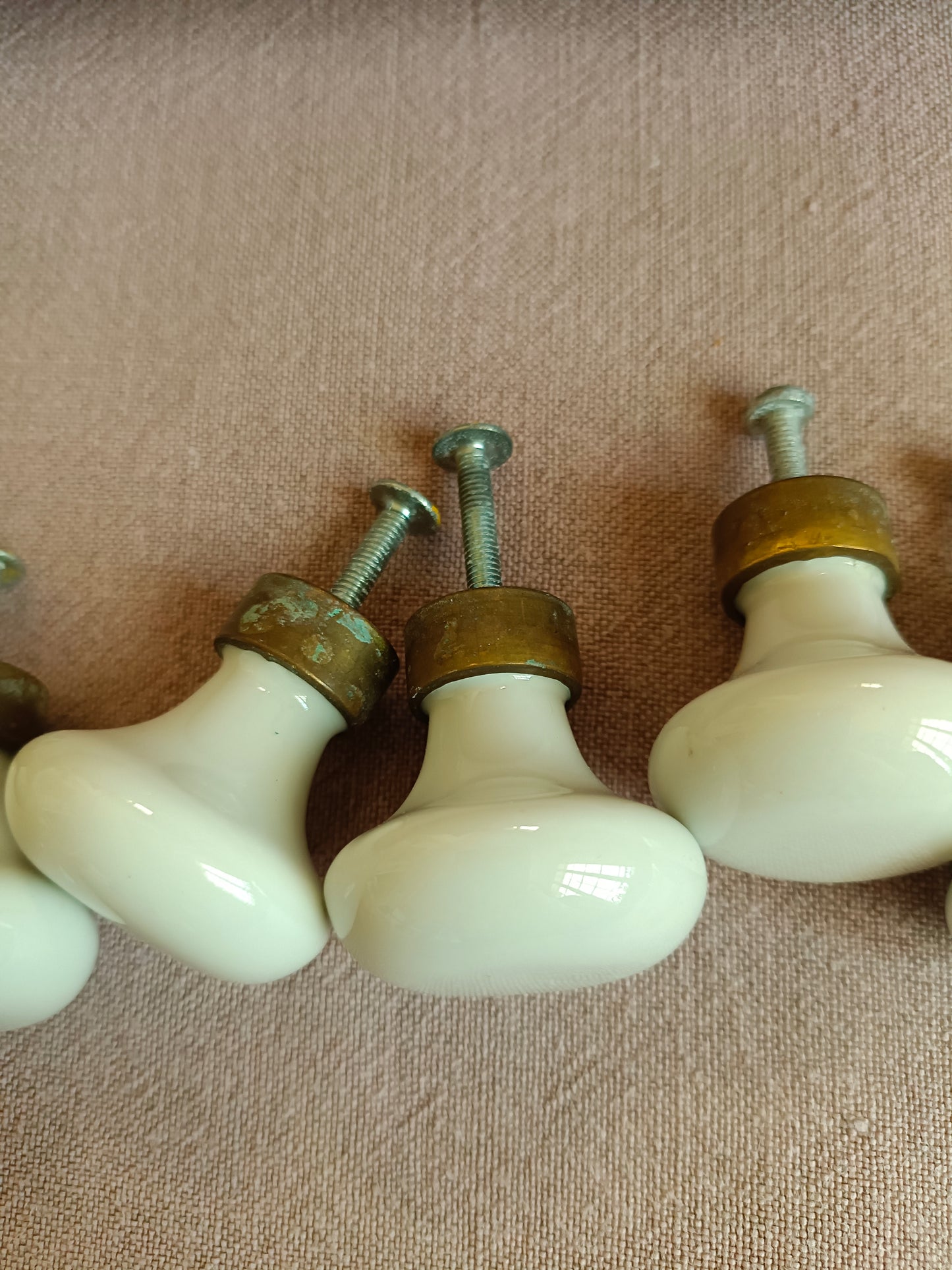 10 boutons de meuble ou placard en porcelaine et laiton