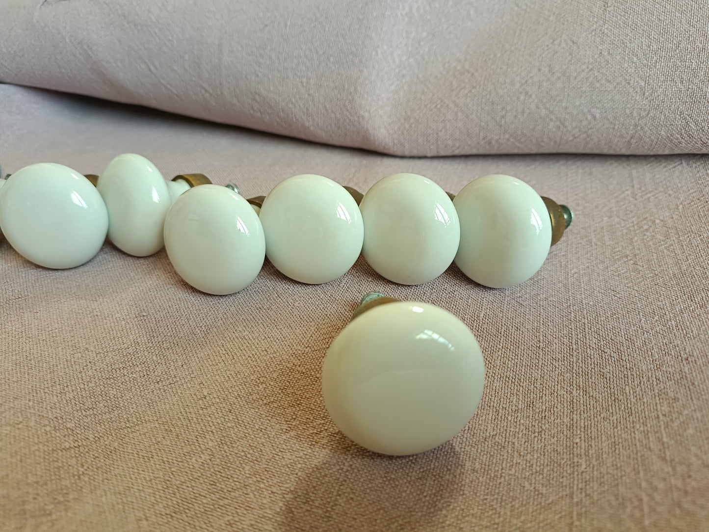 10 boutons de meuble ou placard en porcelaine et laiton