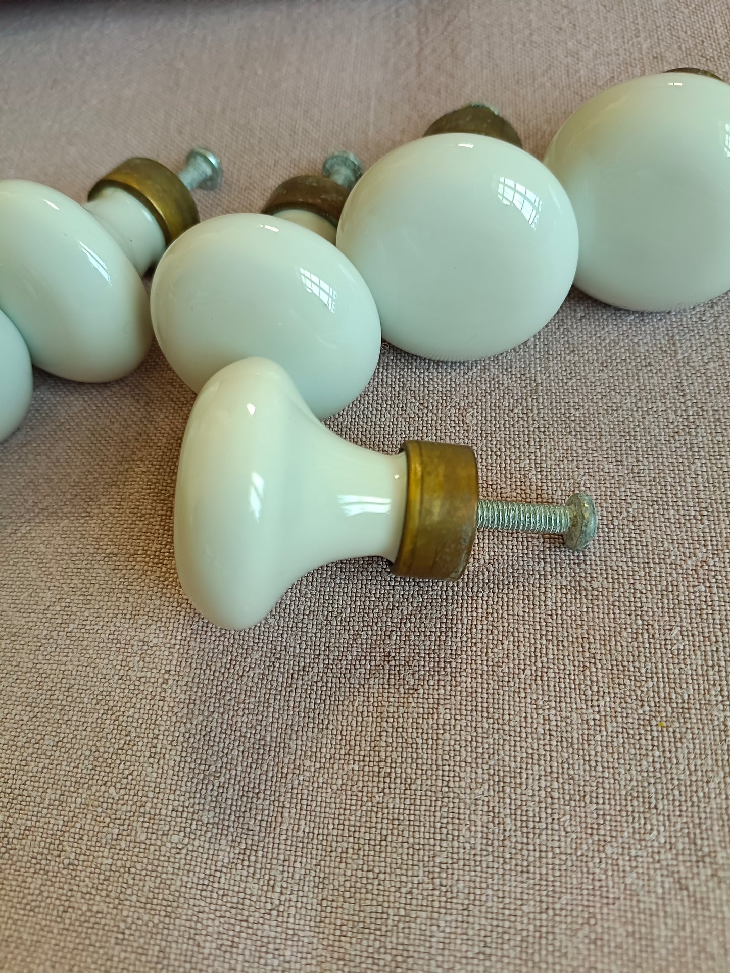 10 boutons de meuble ou placard en porcelaine et laiton