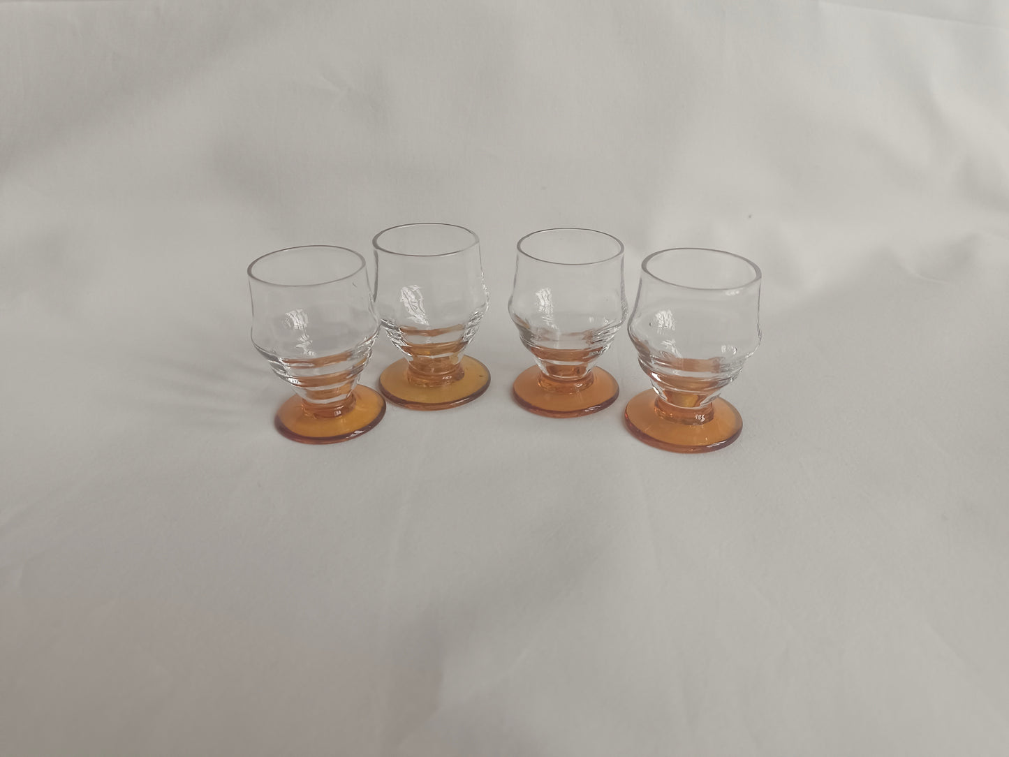 4 petits verres à liqueur à pied marron