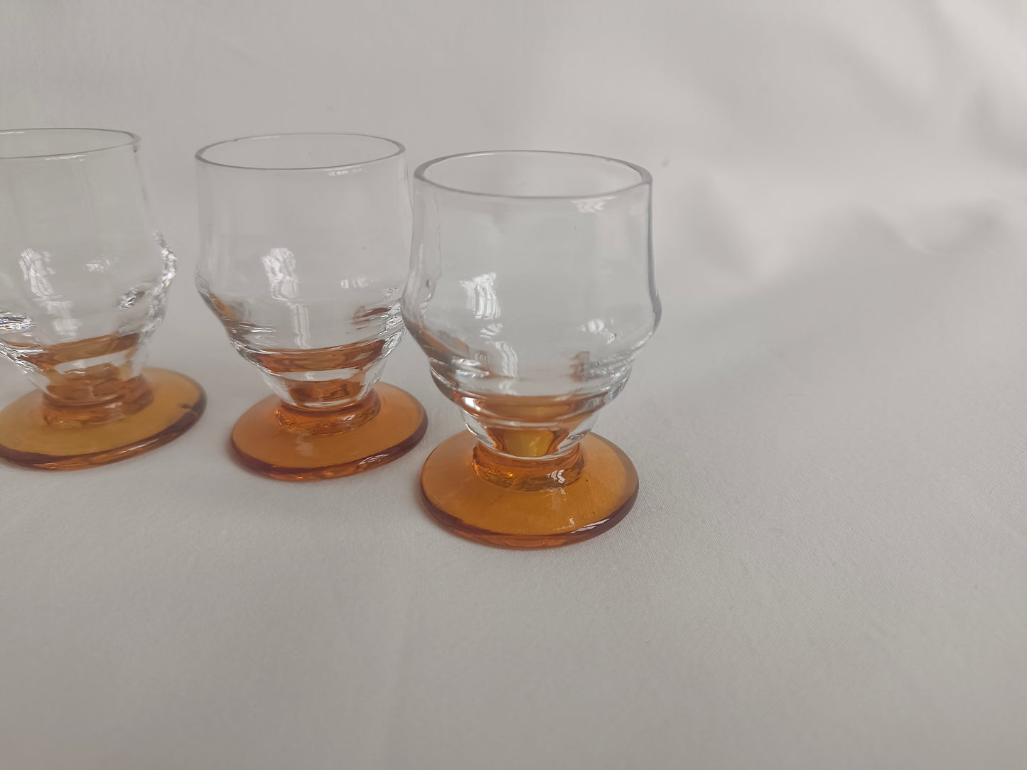 4 petits verres à liqueur à pied marron