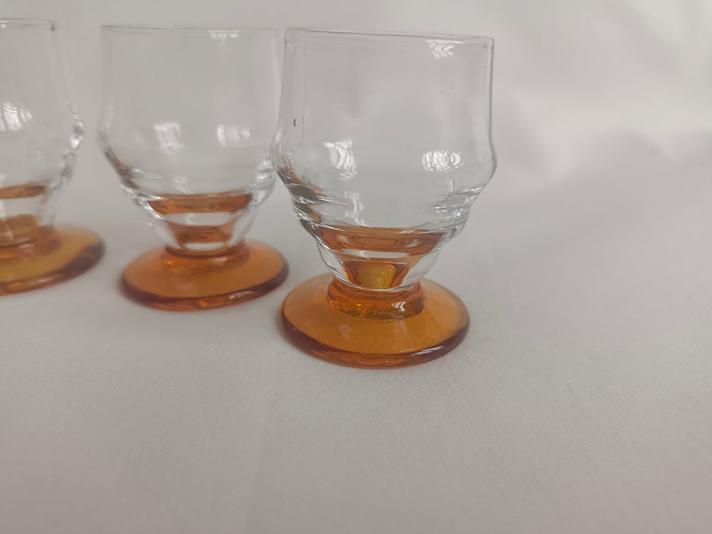4 petits verres à liqueur à pied marron