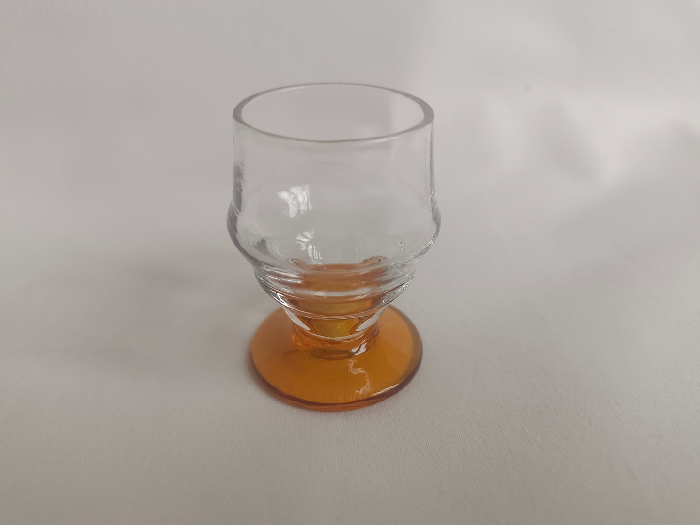 4 petits verres à liqueur à pied marron