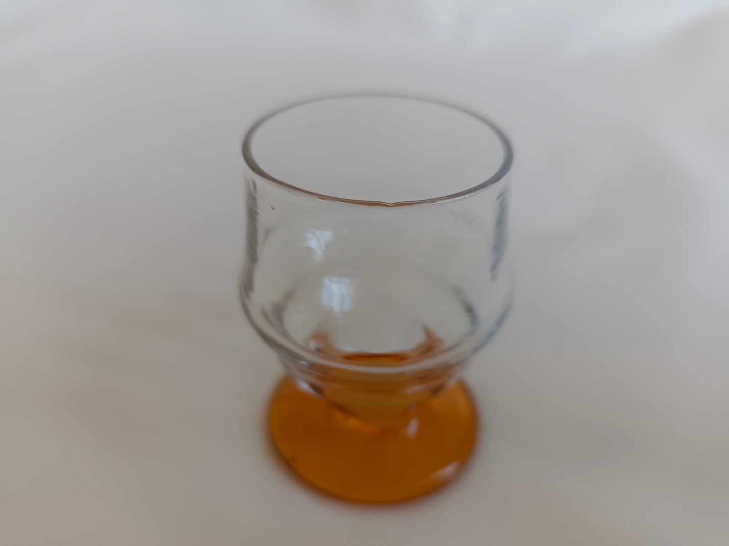 4 petits verres à liqueur à pied marron