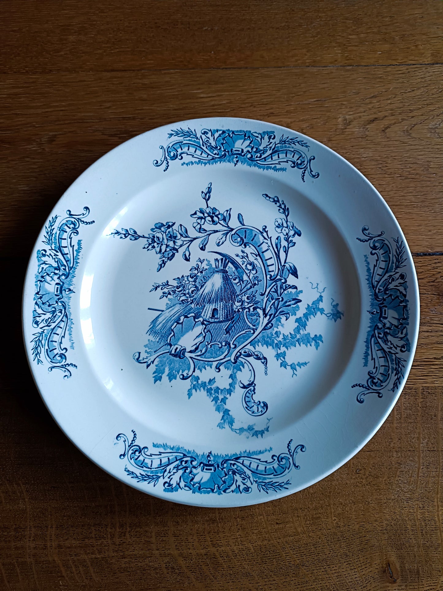 Grand plat rond en terre de fer Clairefontaine SG, modèle "Louis XV"