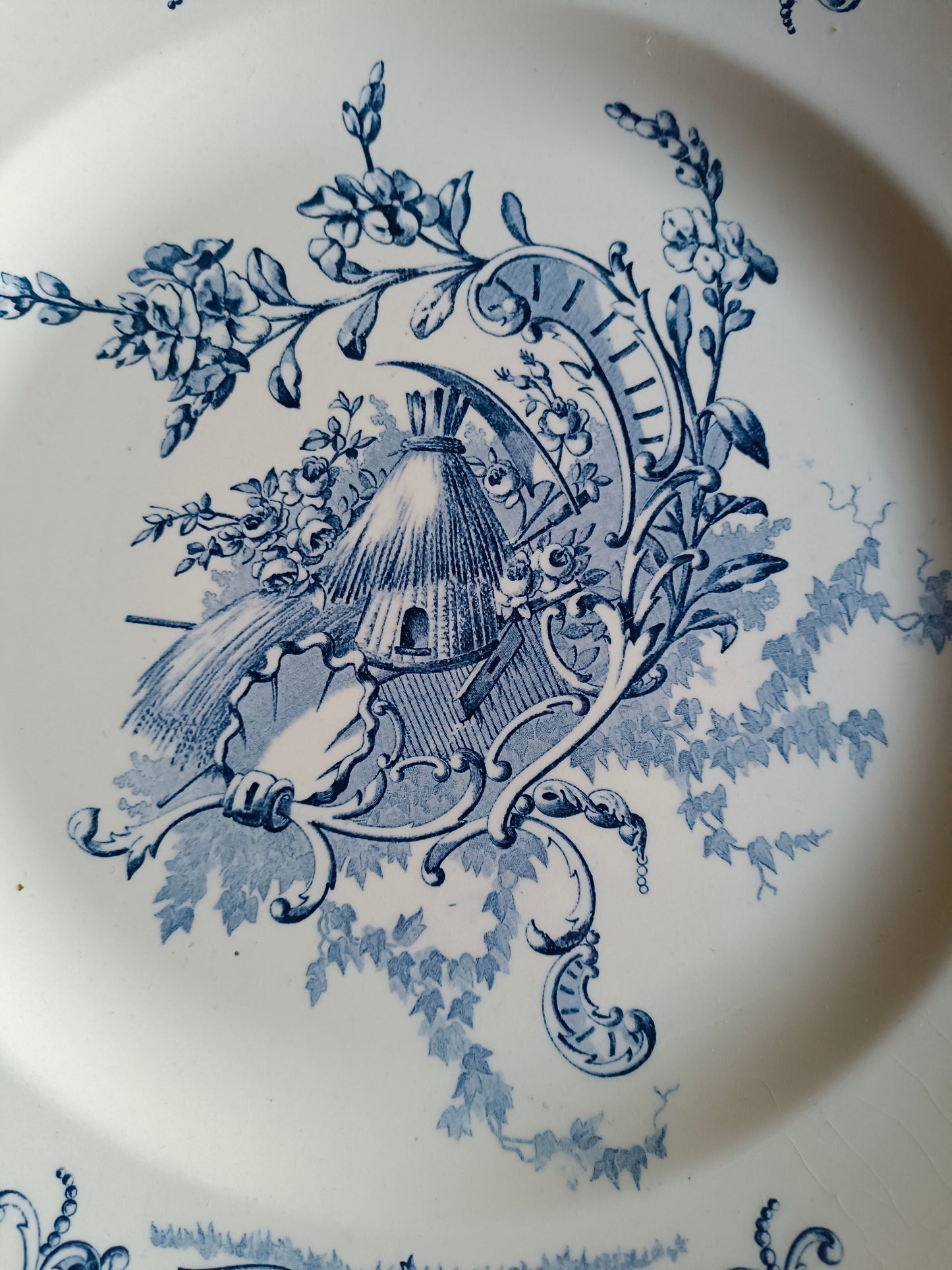 Grand plat rond en terre de fer Clairefontaine SG, modèle "Louis XV"