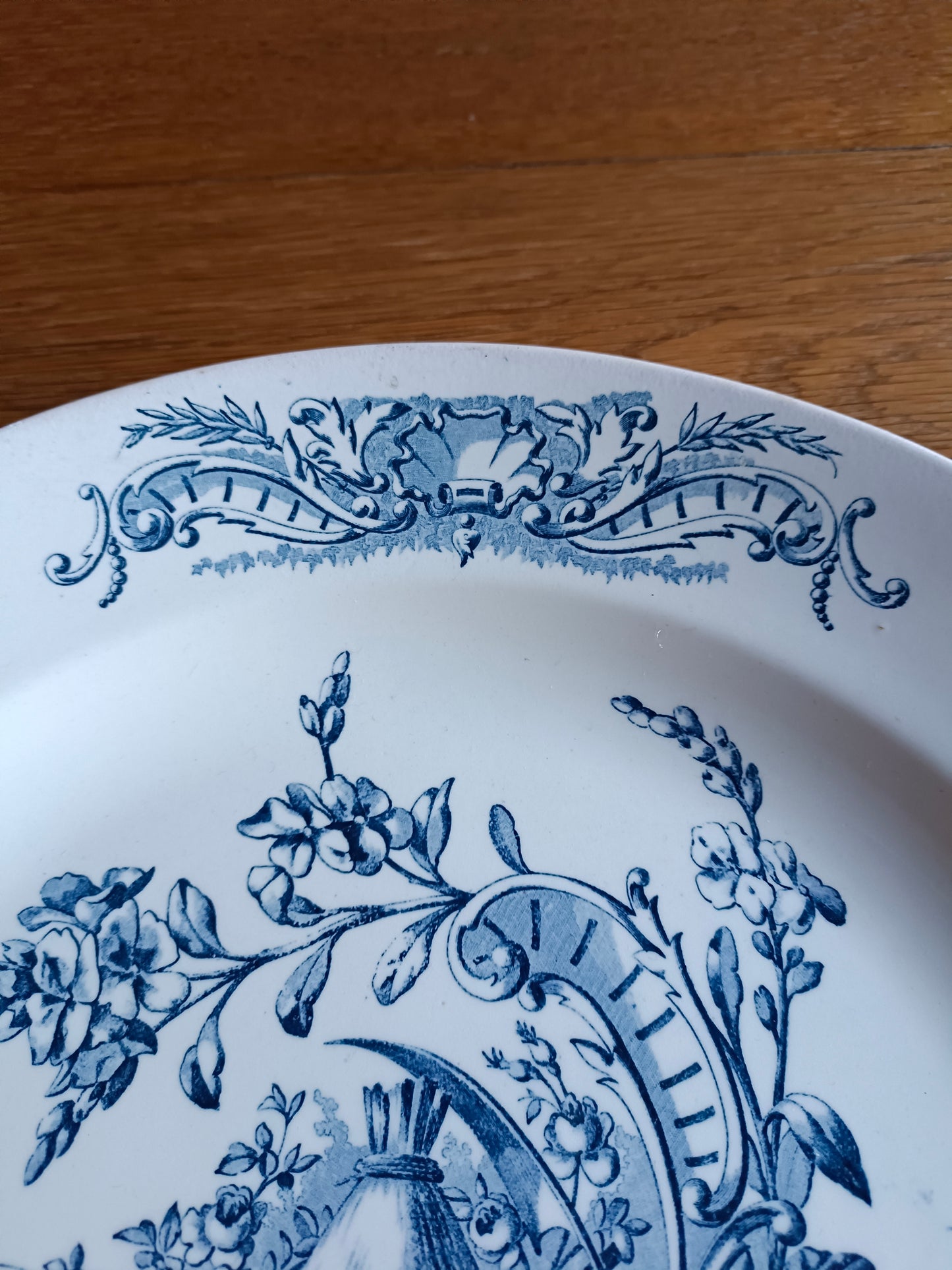 Grand plat rond en terre de fer Clairefontaine SG, modèle "Louis XV"