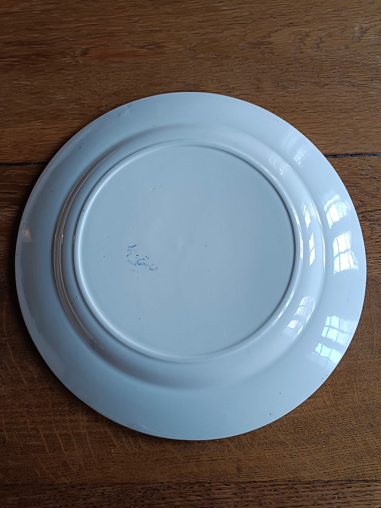 Grand plat rond en terre de fer Clairefontaine SG, modèle "Louis XV"