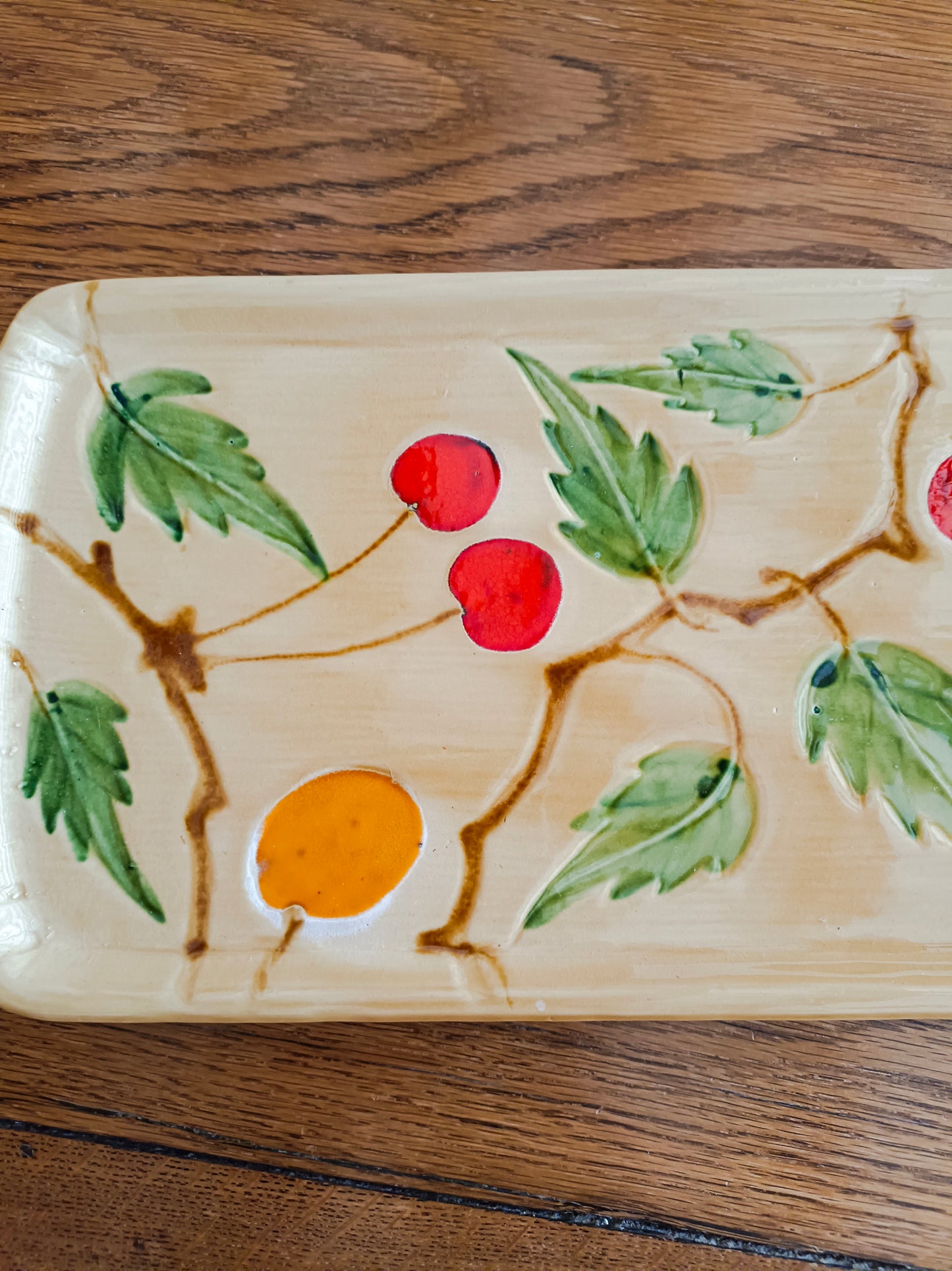 Plat à cake en céramique, décor cerises et abricots
