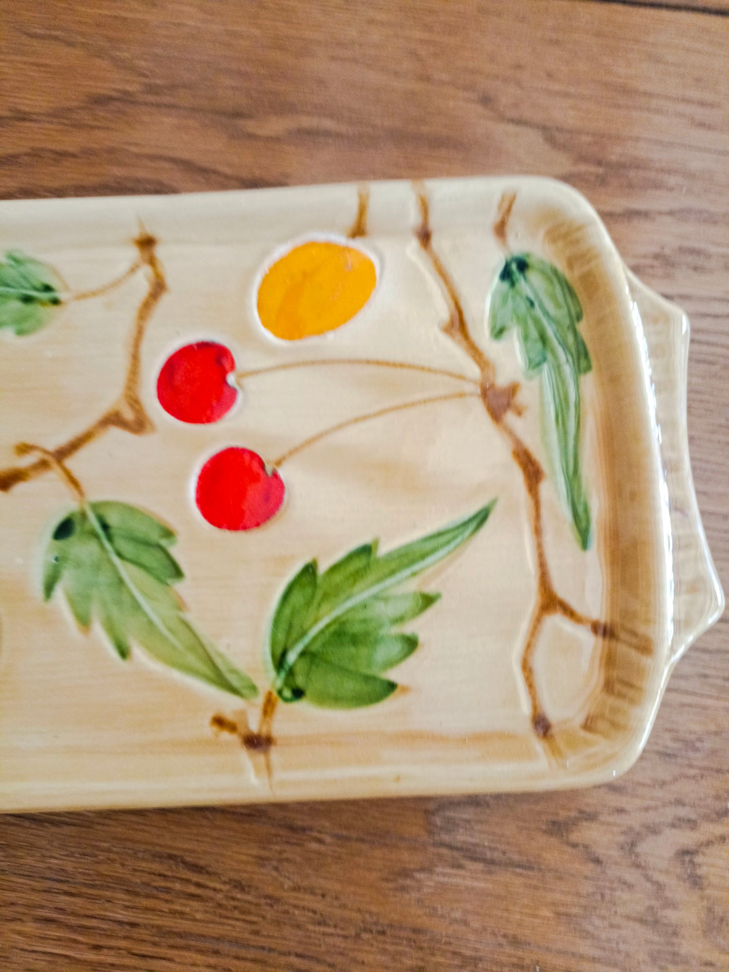 Plat à cake en céramique, décor cerises et abricots
